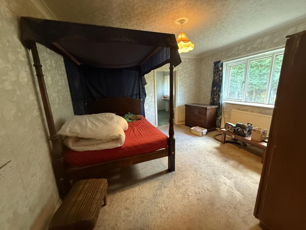 Lot: 26 - SMALL HOLDING OF APPROXIMATELY 86 ACRES OF PASTURE AND WOODLAND, DETACHED BUNGALOW PLUS TWO AGRICULTURAL BARNS - Bedroom one with ensuite